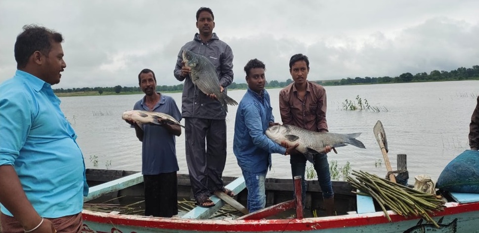 कोसगाई दाई मछुआ सहकारी समिति के सदस्य कृषि के साथ मत्स्य पालन से कर रहे कमाई