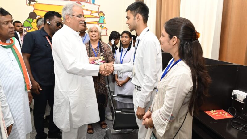 मुख्यमंत्री श्री भूपेश बघेल ने कोरबा जिले को दी ई-पुस्तकालय की  सौगात