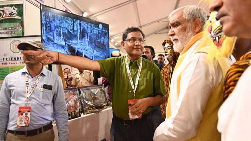 छत्तीसगढ़ के श्री गुजराल सिंह बघेल को ट्रायबल आर्ट कैटेगरी में मिला प्रथम पुरस्कार