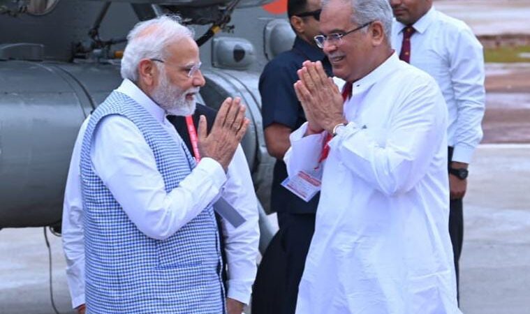 प्रधानमंत्री नरेंद्र मोदी के रायपुर पहुंचने पर राज्यपाल विश्वभूषण हरिचंदन और मुख्यमंत्री भूपेश बघेल के द्वारा आत्मीय स्वागत किया