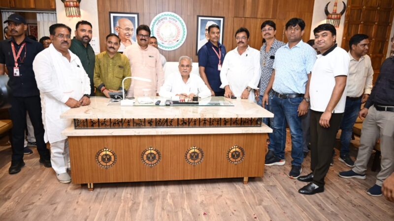 मुख्यमंत्री भूपेश बघेल सेे विधानसभा परिसर में अटल श्रीवास्तव के साथ कांग्रेस नेताओं ने सौजन्य मुलाकात की