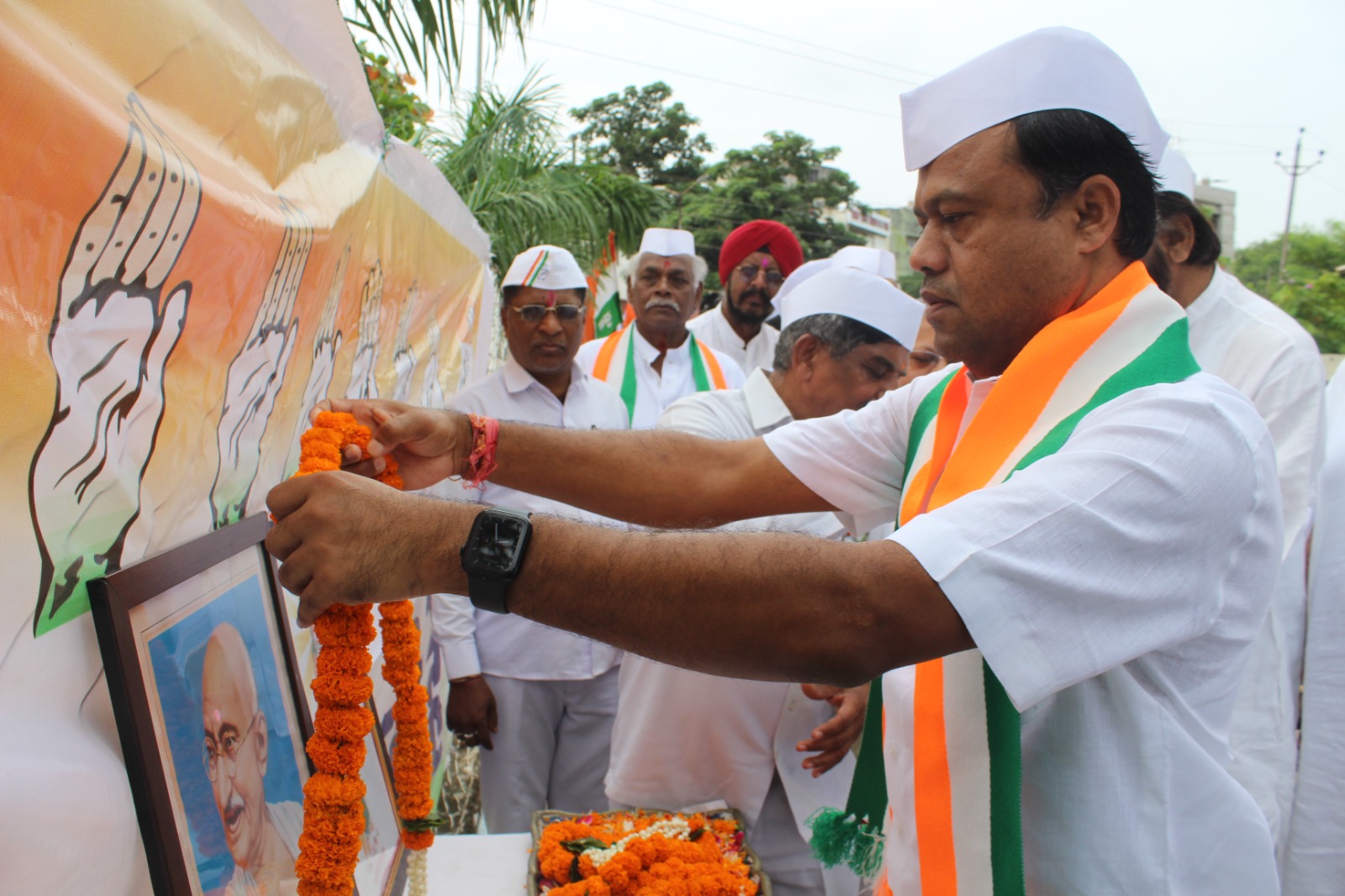 प्रदेश कांग्रेस अध्यक्ष दीपक बैज ने कांग्रेस मुख्यालय राजीव भवन रायपुर में ध्वजारोहण किया