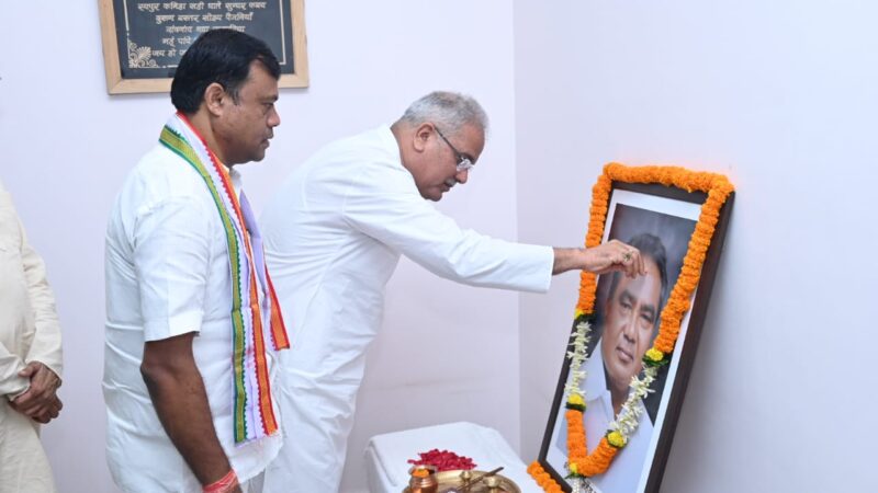 मुख्यमंत्री ने शहीद महेंद्र कर्मा की जयंती पर उन्हें किया नमन