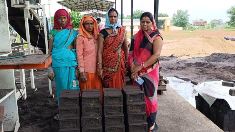 रीपा की बदौलत मजदूर से बनी मालकिन…फ्लाई ऐश ईंट बनाकर महिलाएं हो रही आत्मनिर्भर