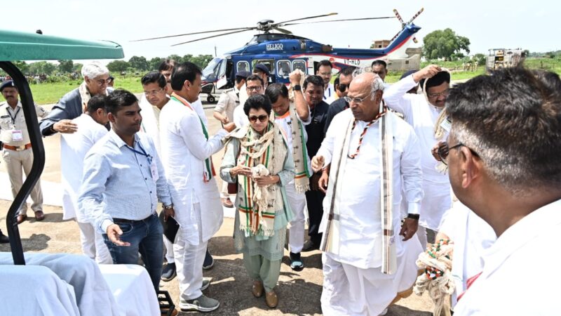 जांजगीर-चांपा हेलीपेड पर नेता प्रतिपक्ष राज्यसभा श्री मल्लिकार्जुन खड़गे एवं मुख्यमंत्री श्री भूपेश बघेल का आत्मीय स्वागत