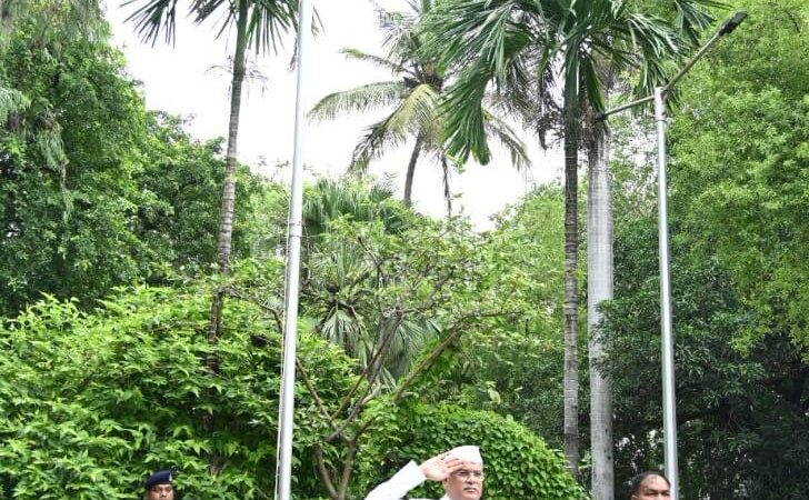 मुख्यमंत्री ने स्वतंत्रता दिवस के अवसर पर अपने निवास परिसर में किया ध्वजारोहण