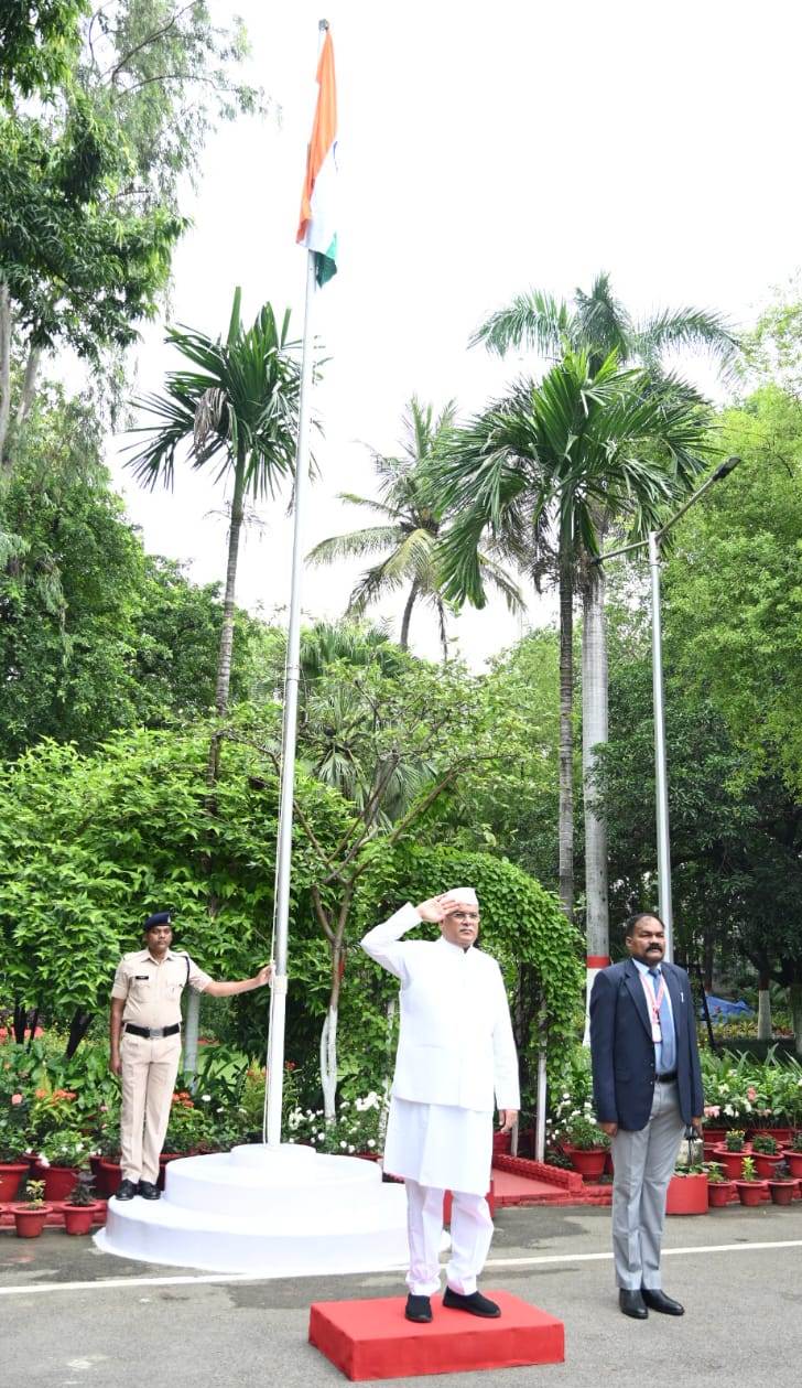 मुख्यमंत्री ने स्वतंत्रता दिवस के अवसर पर अपने निवास परिसर में किया ध्वजारोहण