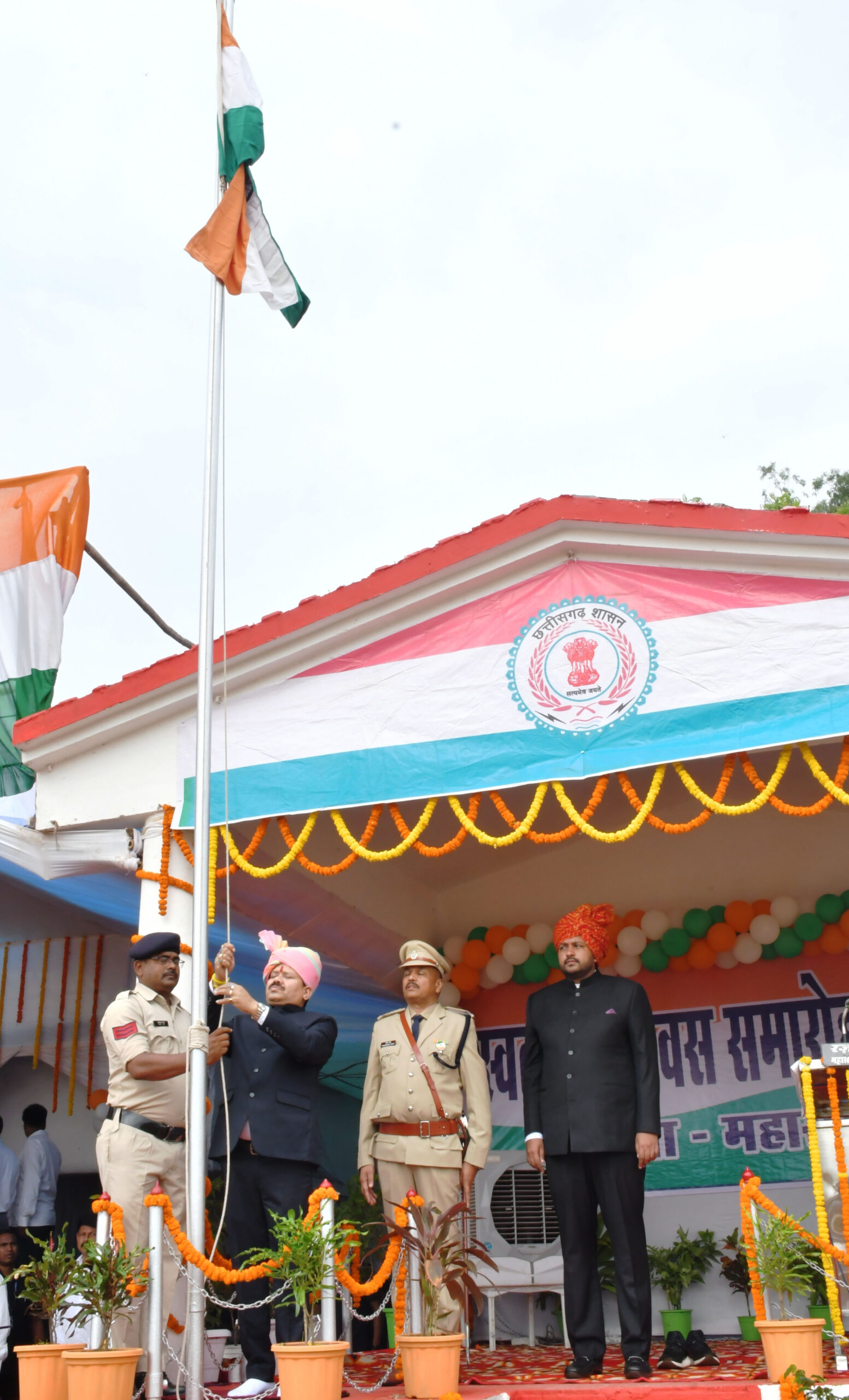 महासमुंद में संसदीय सचिव श्री विनोद चंद्राकर ने किया ध्वजारोहण…मुख्यमंत्री के जनता के नाम संदेश का किया वाचन