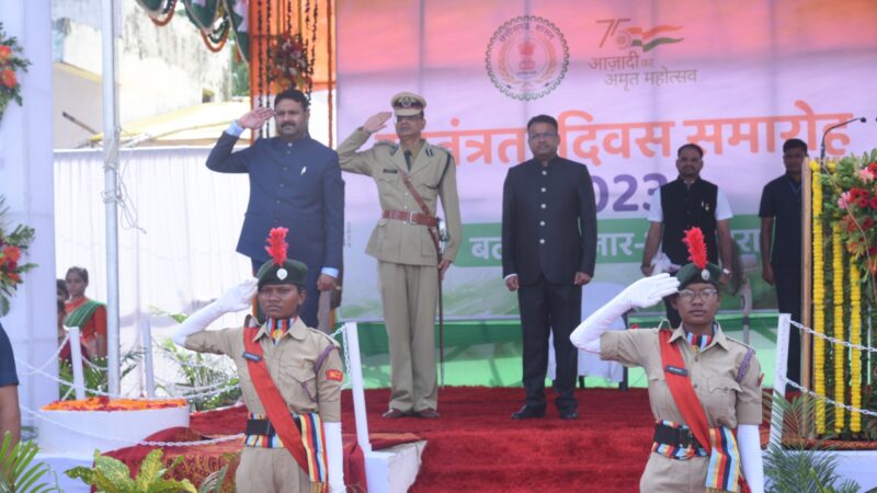 स्वतंत्रता संग्राम सेनानी एवं शहीदों के परिजनों का सम्मान