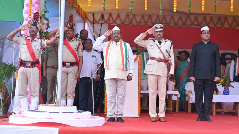 संसदीय सचिव श्री यू.डी.मिंज ने ध्वजारोहण कर परेड की सलामी ली