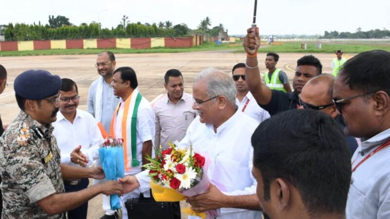 मुख्यमंत्री का जगदलपुर एयरपोर्ट में किया गया आत्मीय स्वागत…भेंट मुलाकात युवाओं के साथ कार्यक्रम में करेंगें शिरकत