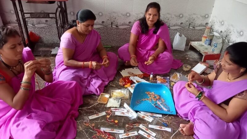 गरियाबंद जिले की महिला समूहों को आकर्षक राखी निर्माण से मिली एक नई पहचान