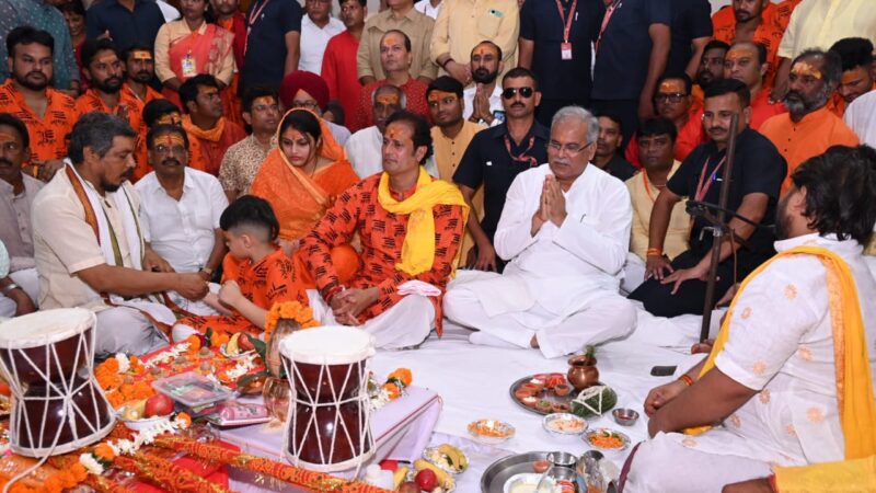 हाथों में जलाभिषेक का जल थामे कांवड़ लेकर मुख्यमंत्री ने किया दिव्य कांवड़ यात्रा का शुभारंभ