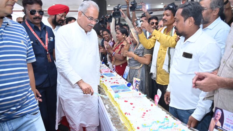 जन्मदिन की खुशी में मुख्यमंत्री के लिए बनाया डेढ़ सौ फीट लंबा केक, मुख्यमंत्री ने केक की थीम के लिए केक निर्माताओं की प्रशंसा की