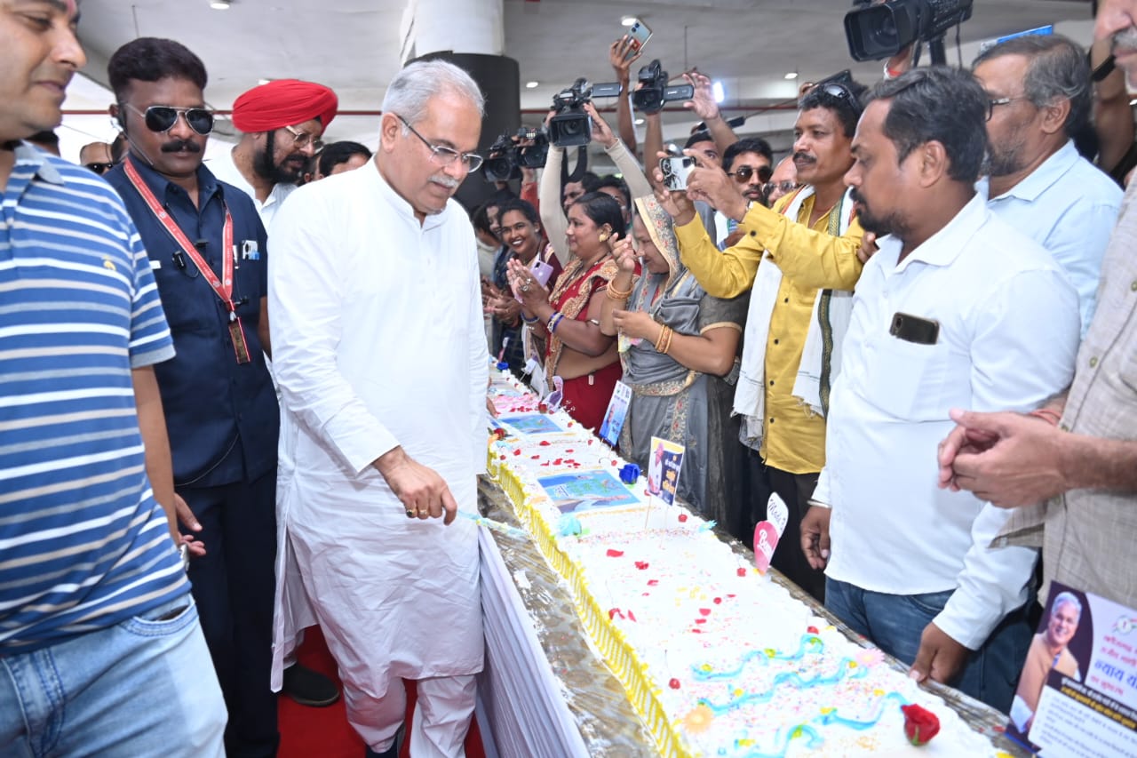 जन्मदिन की खुशी में मुख्यमंत्री के लिए बनाया डेढ़ सौ फीट लंबा केक, मुख्यमंत्री ने केक की थीम के लिए केक निर्माताओं की प्रशंसा की