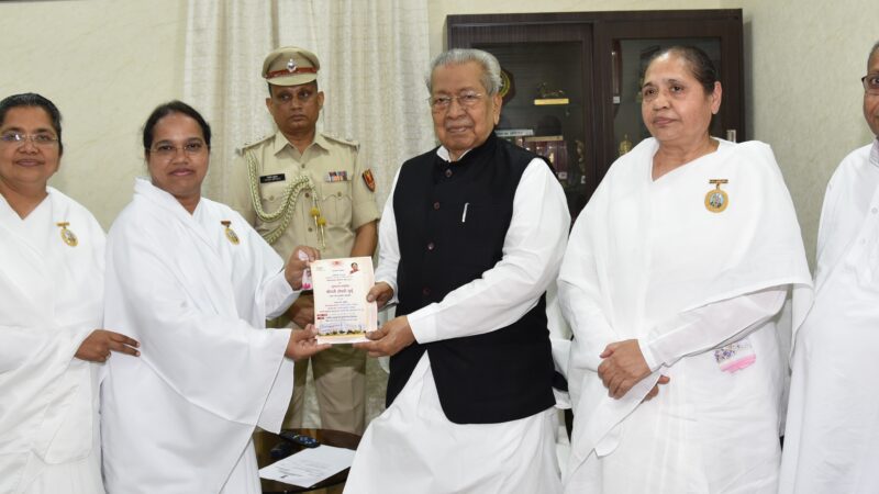 राज्यपाल श्री हरिचंदन से ब्रम्हाकुमारी सेवा केंद्र की बहनों ने सौजन्य भेंट की