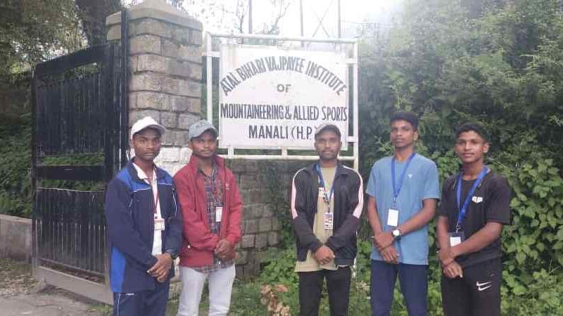 छत्तीसगढ़ एकलव्य विद्यालय के 5 विद्यार्थी पर्वतारोही अभियान प्रशिक्षण हेतु मनाली रवाना
