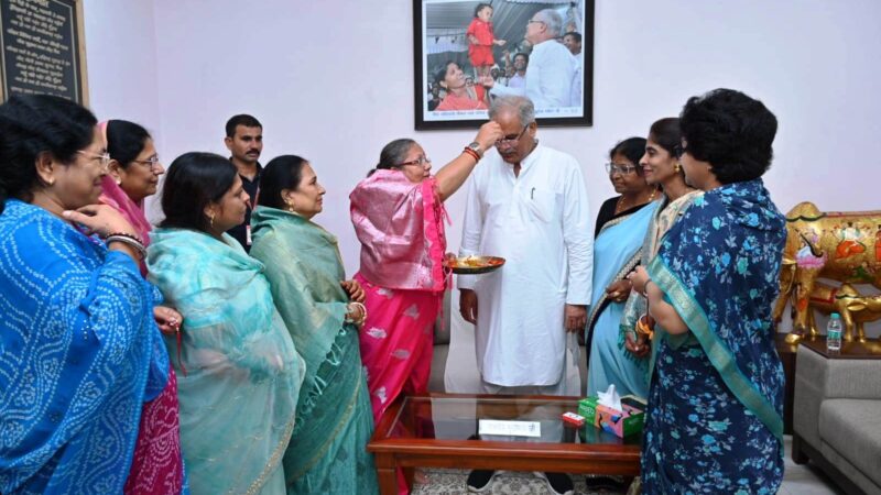 राज्य महिला आयोग की अध्यक्ष श्रीमती नायक ने रक्षाबंधन पर गोबर और धान से बनी राखी मुख्यमंत्री की कलाई पर बांधी
