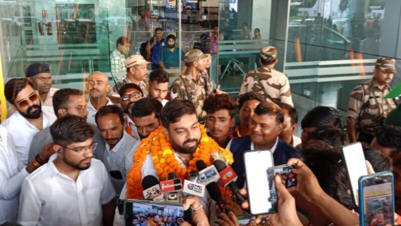 कार्यकारी प्रदेश अध्यक्ष प्रदेश कांग्रेस ओबीसी विभाग भावेश बघेल का रायपुर एयरपोर्ट में भव्य स्वागत