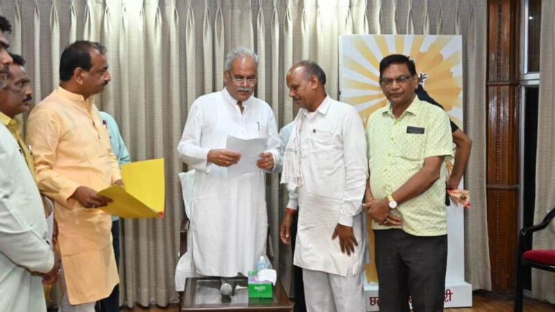 मुख्यमंत्री से मदरसा बोर्ड अध्यक्ष ने मदरसा शिक्षकों के लंबित मानदेय के निराकरण हेतु की मुलाकात