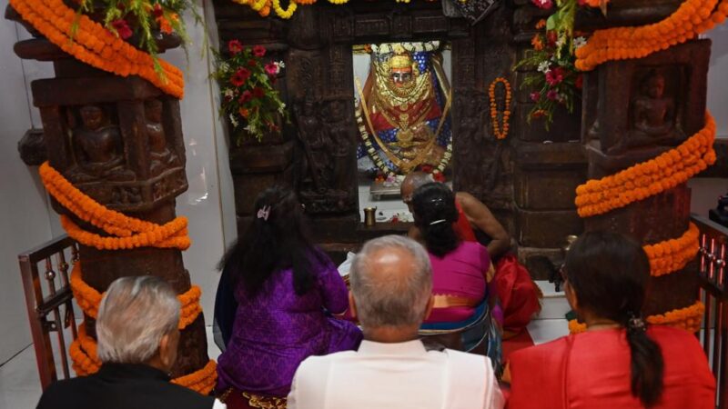 विधिवत पूजा- अर्चना कर देशवासियों की सुख-समृद्धि और प्रगति की कामना की