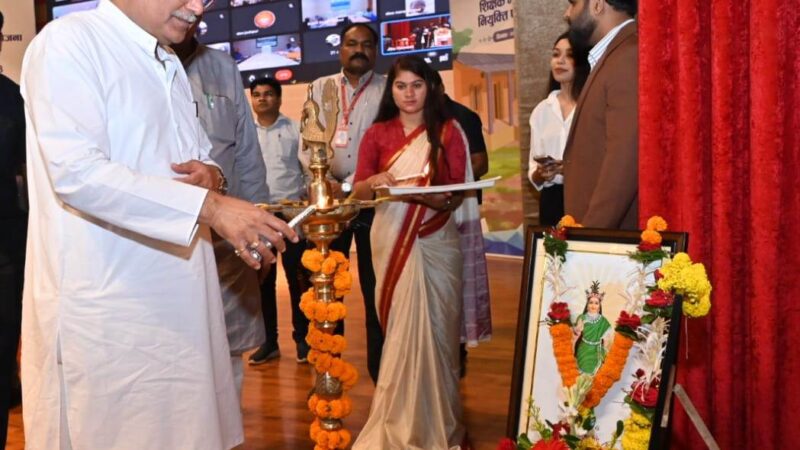 मुख्यमंत्री श्री भूपेश बघेल ने कहा कि स्कूल विद्या के मंदिर, इन्हें जीर्णशीर्ण नहीं रखा जा सकता इसलिए मुख्यमंत्री स्कूल जतन योजना के अंतर्गत स्कूलों का जीर्णाेद्धार कराया