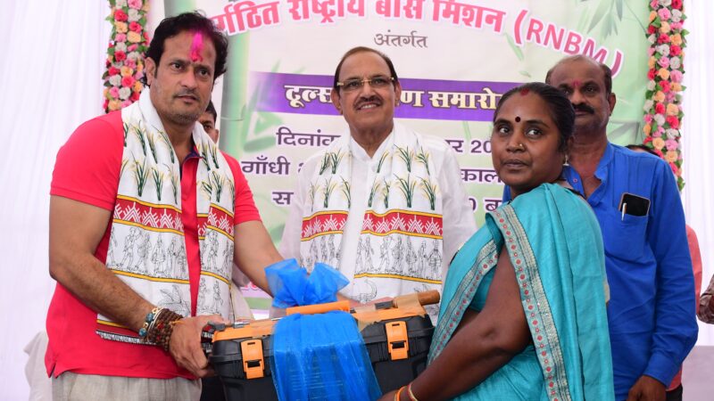 बांस शिल्पकारों को मिला उन्नत टूल्स किट वितरित  