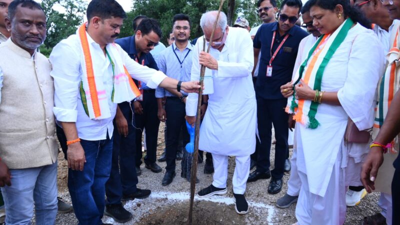 मुख्यमंत्री श्री भूपेश बघेल ने ईटपाल स्थित बीजापुर गारमेंट फैक्ट्री का किया लोकार्पण…6 करोड़ 90 लाख रुपए की लागत से तैयार हुई है गारमेंट फैक्ट्री