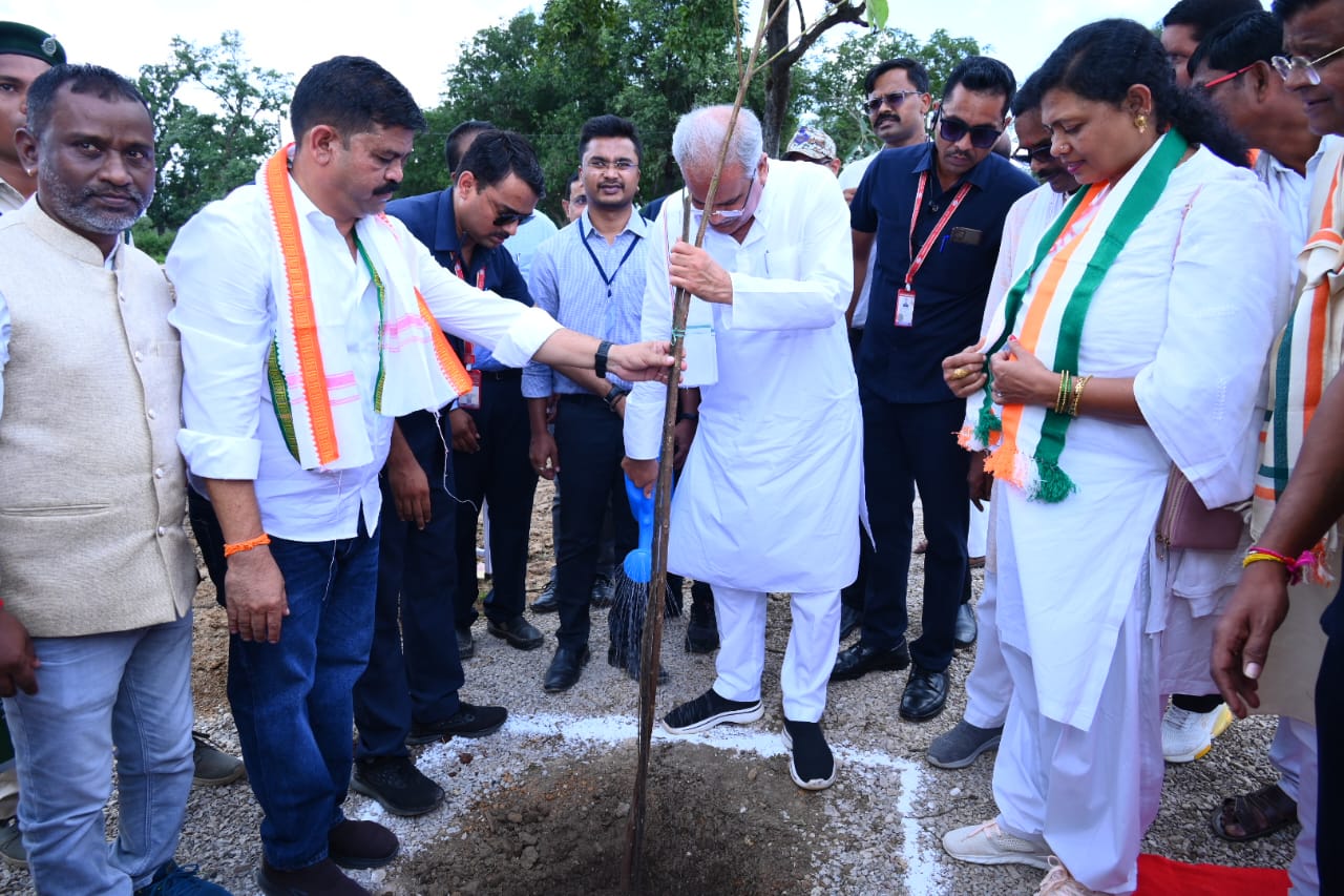 मुख्यमंत्री श्री भूपेश बघेल ने ईटपाल स्थित बीजापुर गारमेंट फैक्ट्री का किया लोकार्पण…6 करोड़ 90 लाख रुपए की लागत से तैयार हुई है गारमेंट फैक्ट्री