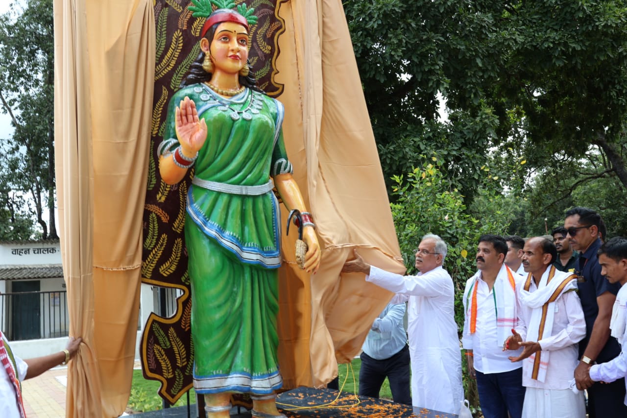 मुख्यमंत्री श्री भूपेश बघेल ने बीजापुर स्थित कलेक्टर कार्यालय परिसर में छत्तीसगढ़ महतारी की प्रतिमा का किया अनावरण