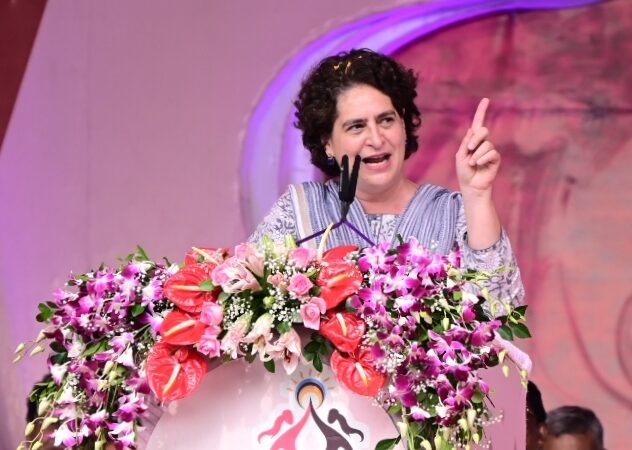 भिलाई के जयंती स्टेडियम में आयोजित महिला समृद्धि सम्मेलन में शामिल हुई श्रीमती प्रियंका गांधी ने कहा-छत्तीसगढ़ महतारी के एक हाथ में संस्कृति का कलश, एक हाथ में तकनीक, यह आपकी भी तस्वीर छत्तीसगढ़ का नेतृत्व सेवाभावी, आपके आज और कल दोनों को बुलंद बनाने कर रहा काम