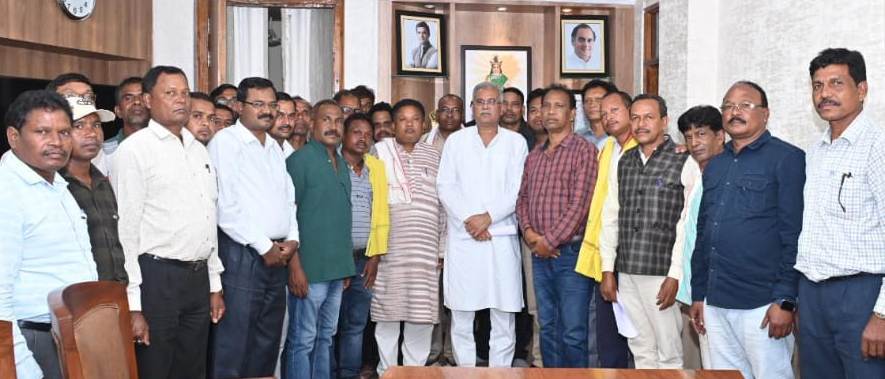 मुख्यमंत्री श्री बघेल से आदिवासी समाज के प्रतिनिधिमंडल ने की सौजन्य मुलाकात