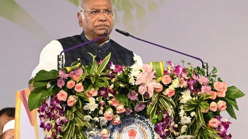 कृषक सह श्रमिक सम्मेलन: गरीबों के आर्थिक उत्थान के लिए छत्तीसगढ़ सरकार बहुत अच्छा काम कर रही: श्री मल्लिकार्जुन खड़गे