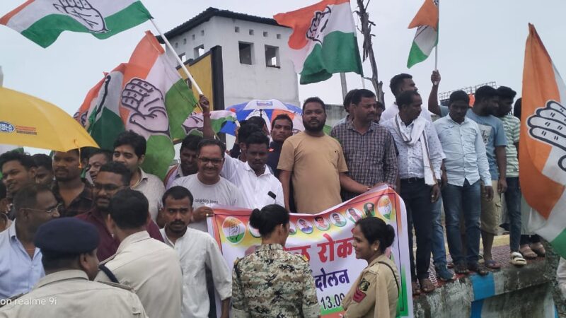 कांग्रेस ने प्रदेश भर में किया रेल रोको आंदोलन,रेल सुविधाओं की बहाली को लेकर ज्ञापन सौंपा