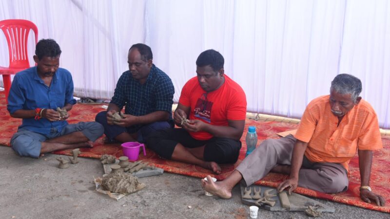 बस्तर अंचल के कलाकार दे रहे हैं अपनी कृतियों को आकार