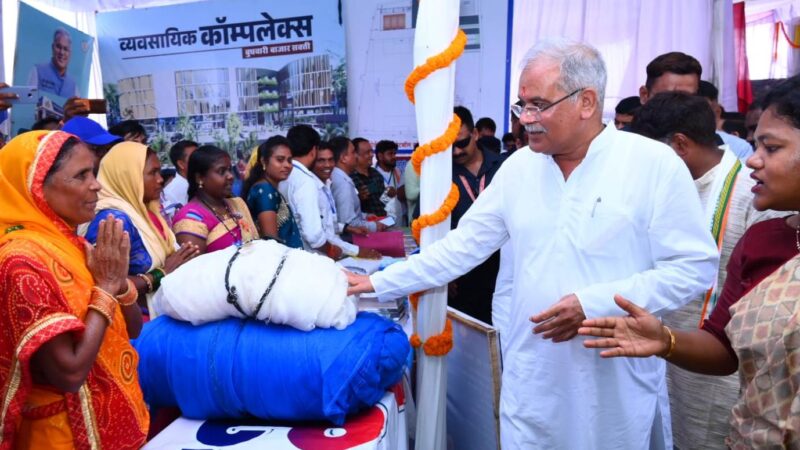 मुख्यमंत्री श्री भूपेश बघेल ने सक्ति जिले के डभरा में आयोजित कार्यक्रम में विभिन्न योजनाओं के तहत हितग्राहियों को किया सामग्री वितरण