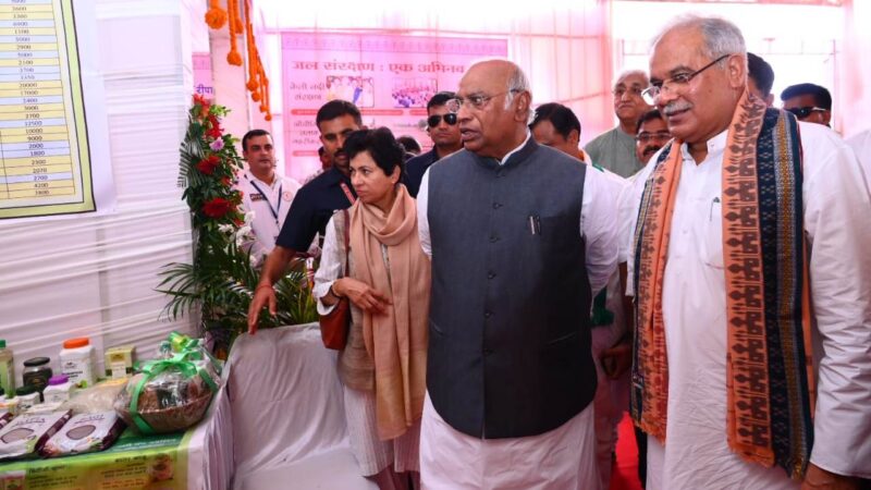 हितग्राहियों से चर्चा कर जनकल्याणकारी योजनाओं से मिल रहे लाभों के संबंध में ली जानकारी