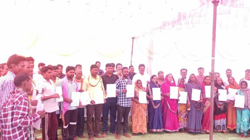 अटल श्रीवास्तव, अरुण सिंह चौहान के हाथों पट्टे प्राप्त होने पर ग्रामीणों ने खुशी जताई