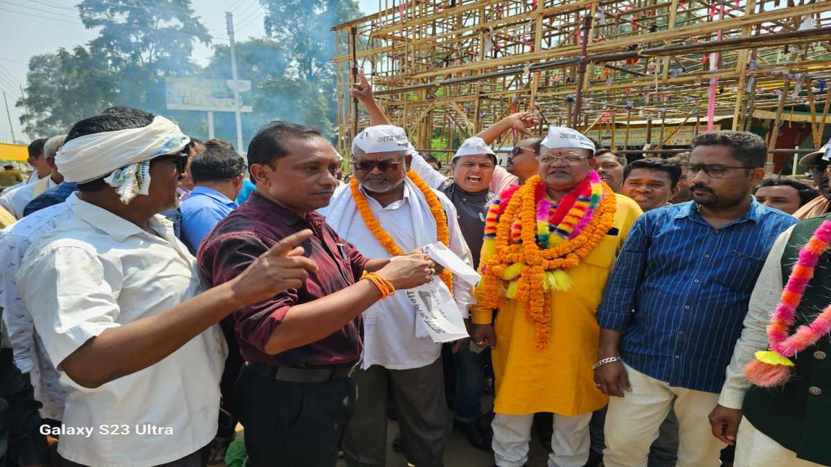 बीजेपी के बागी भागीरथी मांझी आप में हुए शामिल