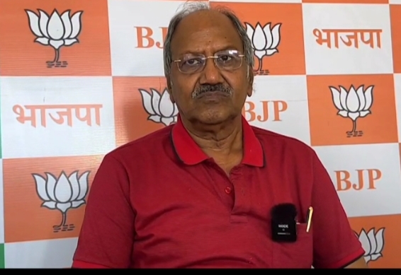 पूर्वमंत्री बृजमोहन अग्रवाल ने सभी सरकारी कार्यालयों से तत्काल सभी प्रकार के प्रचार वाले कैलेण्डर आज ही हटाने की चुनाव आयोग से यह भी मांग की है