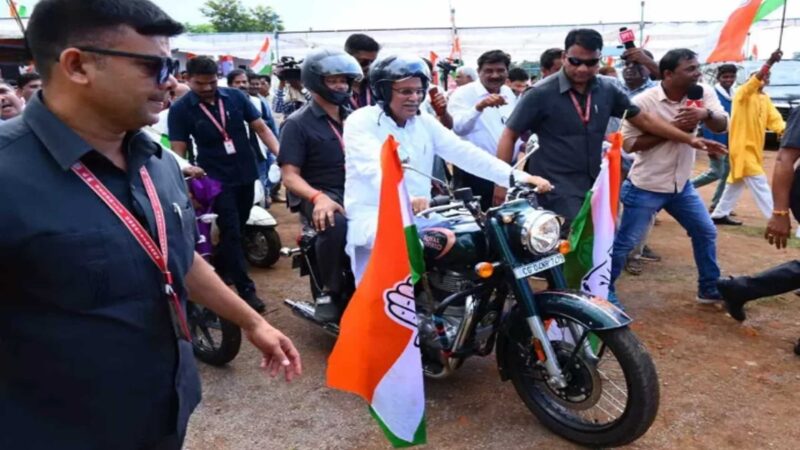 बुलेट पर निकले मुख्यमंत्री भूपेश भरोसा यात्रा में