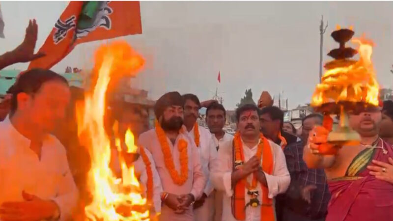 भाजपा प्रत्याशी को थमाया नोटिस