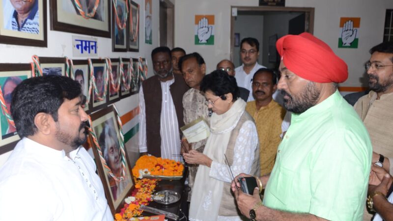 इंदिरा गांधी की जयंती राजीव भवन में मनाई गई