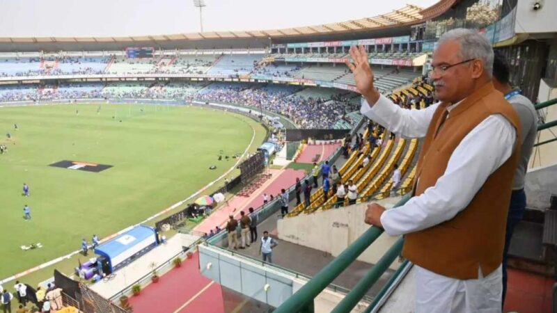 भूपेश बघेल कांग्रेस के सभी 90 प्रत्याशियों के साथ मैच का आनंद लेने के लिए स्टेडियम पहुंचेंगे