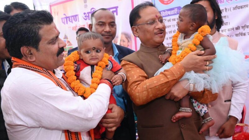 महिला एवं बाल विकास विभाग के स्टॉल में बच्चों को कराया अन्नप्राशन, किशोरियों को स्वच्छता किट प्रदान किया