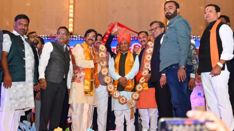 मुख्यमंत्री श्री साय का मिलर्स एसोसिएशन के सदस्यों ने ड्रायफ्रूट की माला, साफा और गजमाला पहनाकर अभिनंदन किया