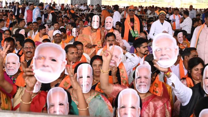 शपथ ग्रहण समारोह में प्रधानमंत्री श्री नरेंद्र मोदी का मुखौटा लगाकर आई महिलाओं का अभूतपूर्व उत्साह दिखा