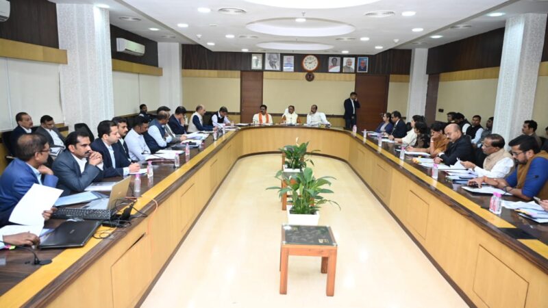 मुख्यमंत्री ने ली विभिन्न विभागों के सचिवों की बैठक
