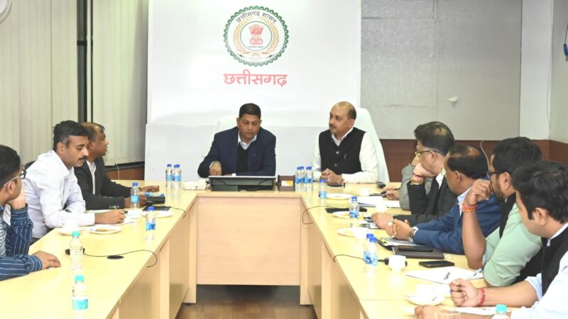 मुख्यमंत्री के निर्देश पर धान खरीदी एवं बोनस वितरण के संबंध में मुख्य सचिव ने अधिकारियों की ली बैठक