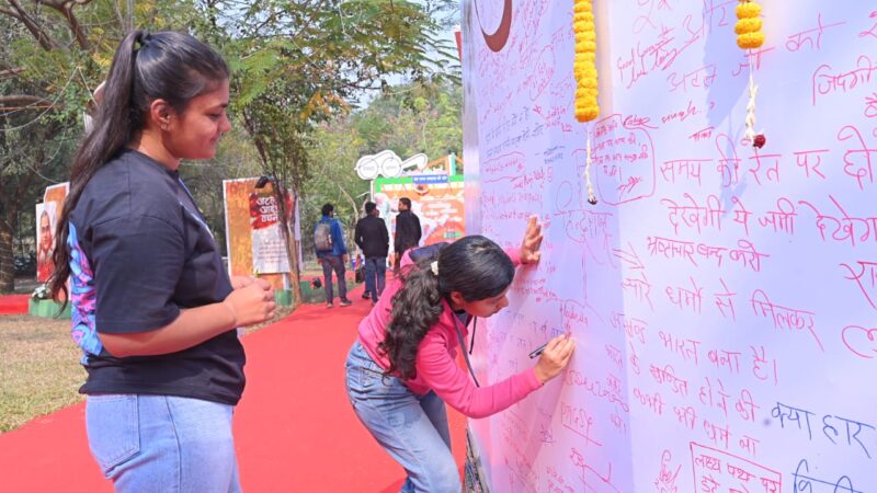 अटल जी से जुड़ी डाक्यूमेंट्री लुभा रही युवाओं को, नालंदा परिसर में बड़ी संख्या में युवा जुट रहे प्रदर्शनी देखने